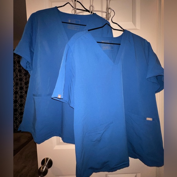Figs Casma™ Three-Pocket Scrub Top Royal Blue I have 4 tops available all XXL - Picture 3 of 5